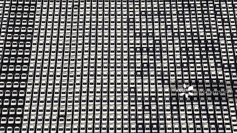 出口和进口业务及物流中的汽车出口码头鸟瞰图。图片素材