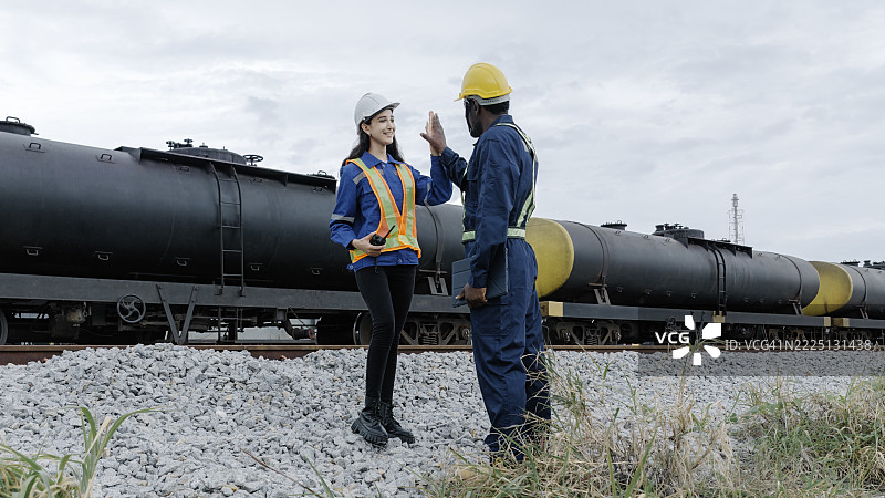 男女石油炼油工程师在检查油气厂的安全质量控制后握手。图片素材