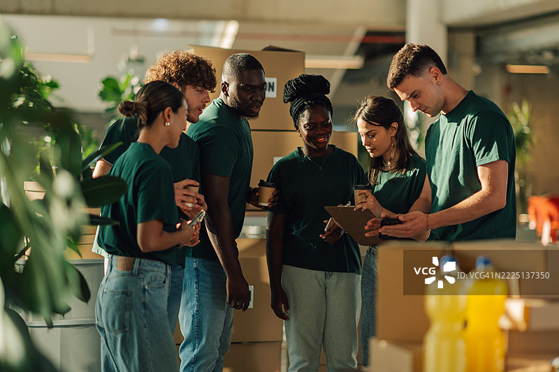 志愿者在纸箱中检查物资库存图片素材