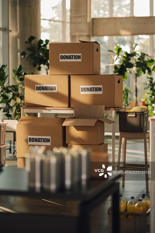 装满捐赠物品的纸箱，准备送往慈善机构图片素材
