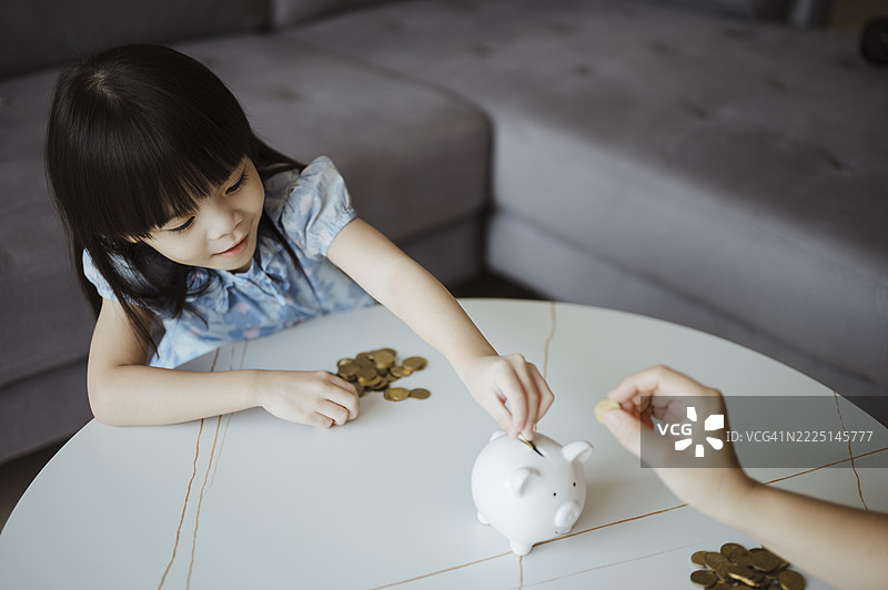 在家教孩子们关于金钱的知识图片素材