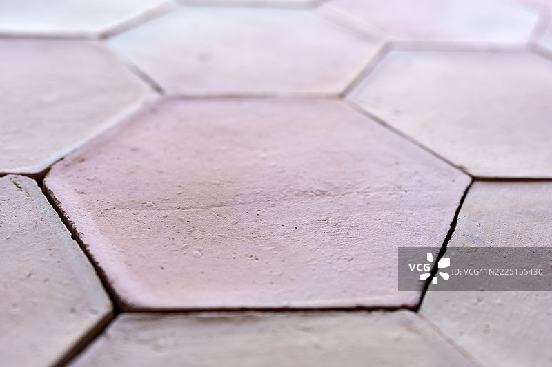 粉色六角形陶土砖形成的纹理表面图片素材