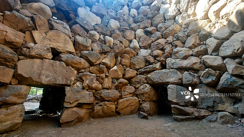 Nuraghe Sa Domu 'e s'Orcu - 主房和出口图片素材