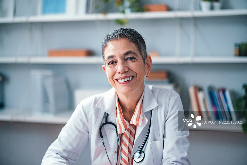 微笑的女医生在办公室与患者进行咨询图片素材