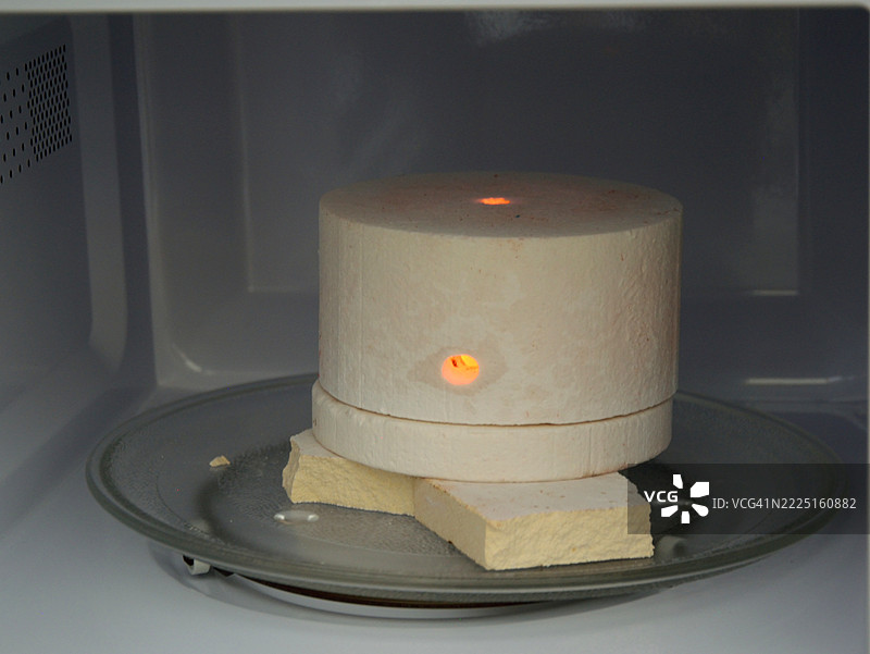 在微波炉中烧制釉面陶瓷作品图片素材