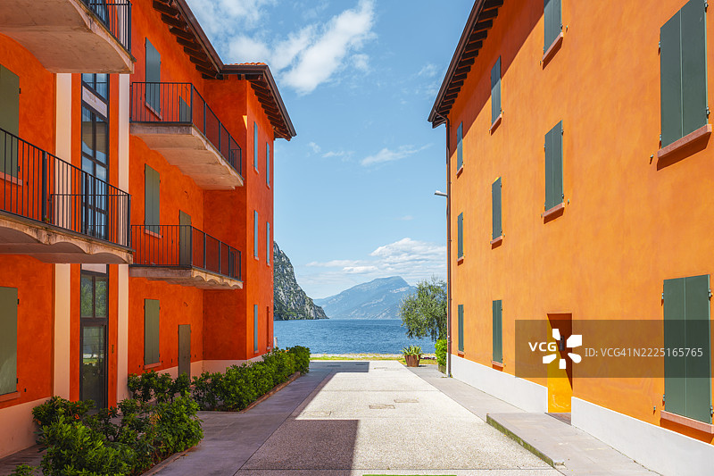 意大利加尔达湖畔的明亮橙色建筑图片素材