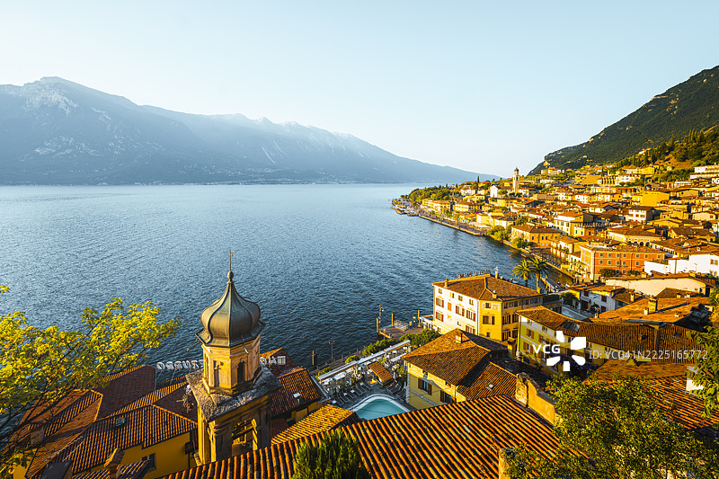 意大利加尔达湖的利莫内风景如画的湖畔景色图片素材