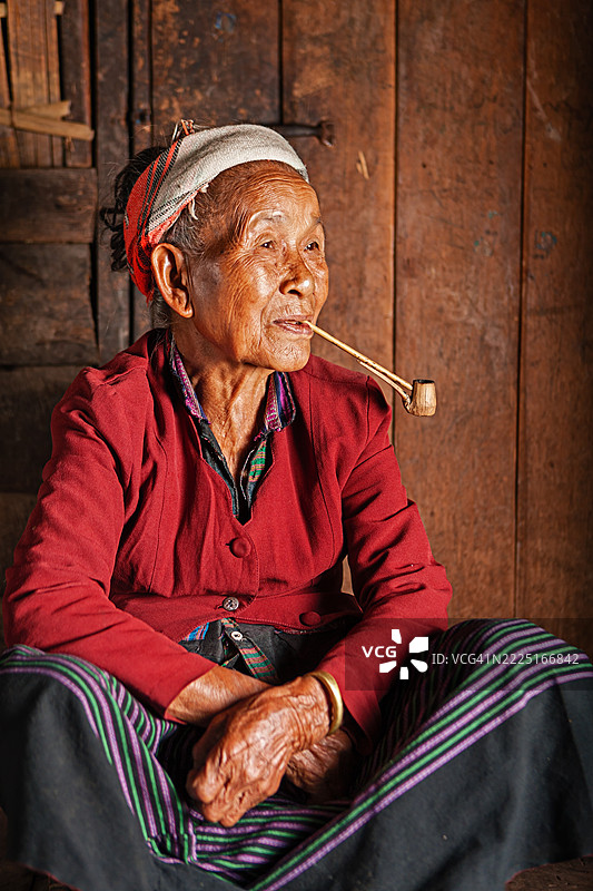 老挝北部阿卡族女性的肖像图片素材