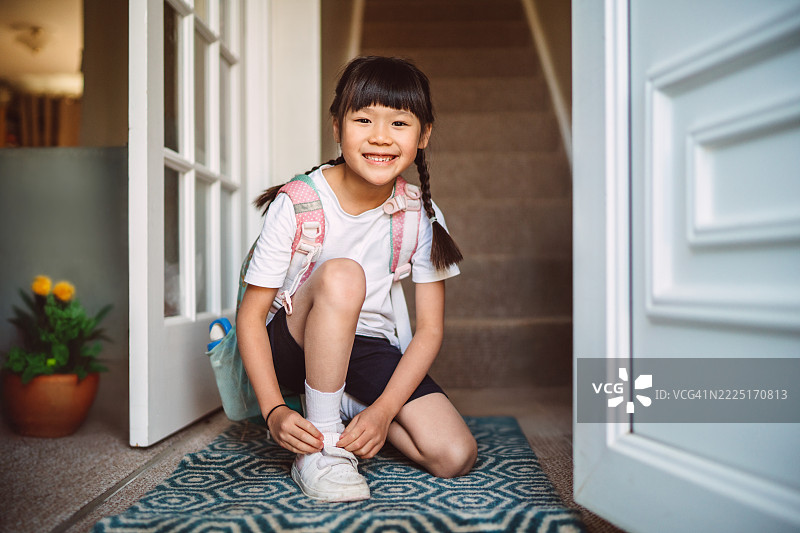 快乐的女学生在家准备迎接新的一天图片素材
