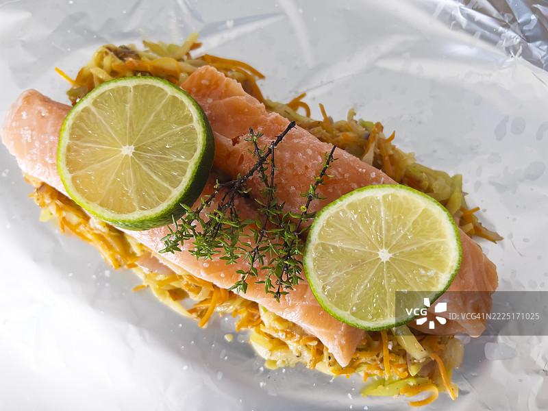 铝箔包裹的三文鱼与蔬菜特写图片素材