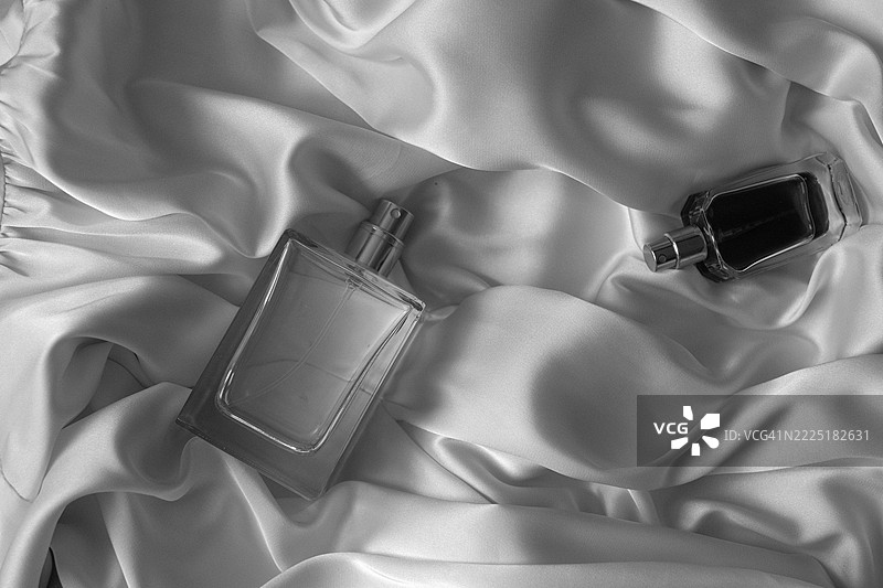 两个香水瓶在白色背景上图片素材