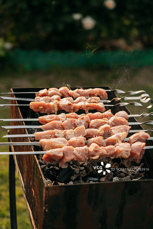 在热炭火上烤制的猪肉串烧图片素材