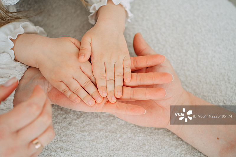 母亲和孩子们手牵手，展现爱与联系图片素材