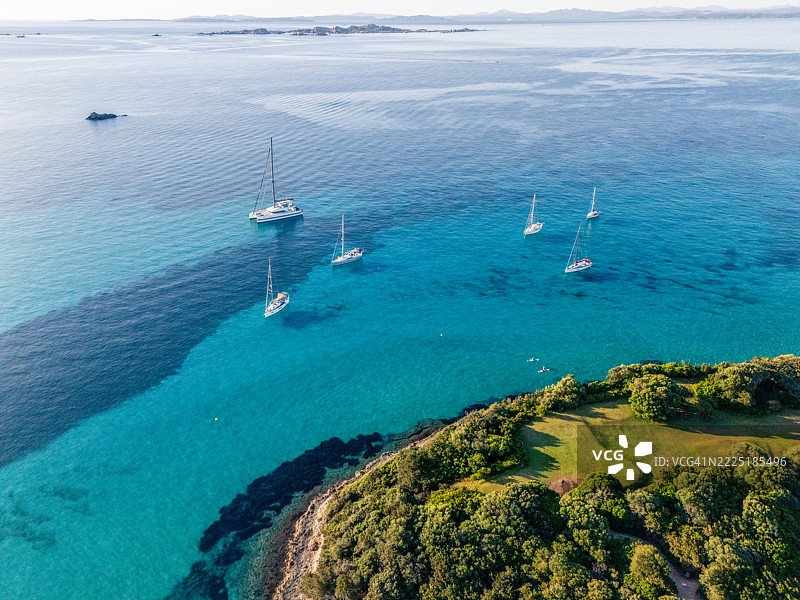 停泊在海岸绿色海岸线附近的帆船图片素材