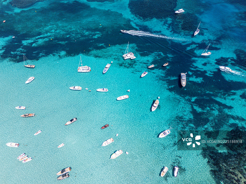 清澈蓝水上的船只鸟瞰图图片素材