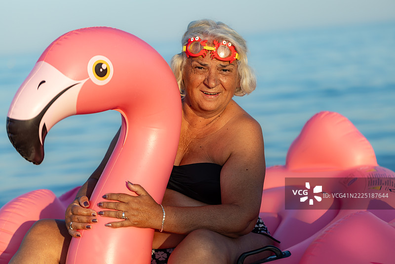 老年女性与火烈鸟图片素材