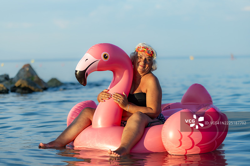 与火烈鸟浮筒一起玩得开心图片素材