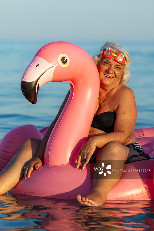 年长女性在海中享受时光图片素材