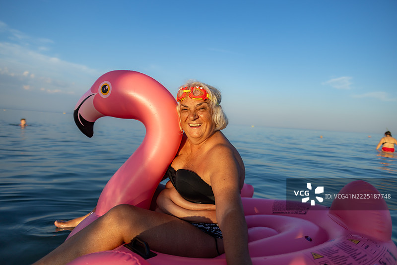 在海上玩得很开心图片素材