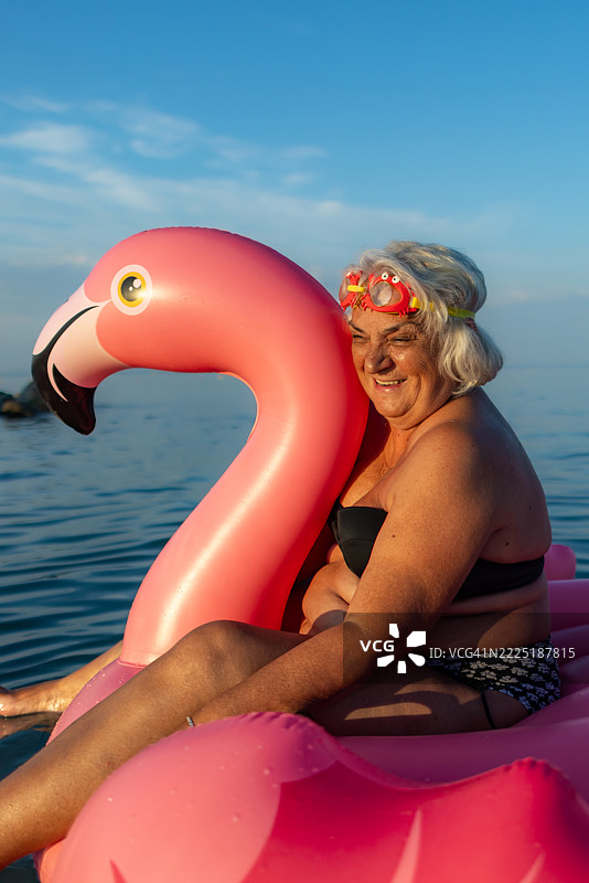 一位年长女性享受海水图片素材