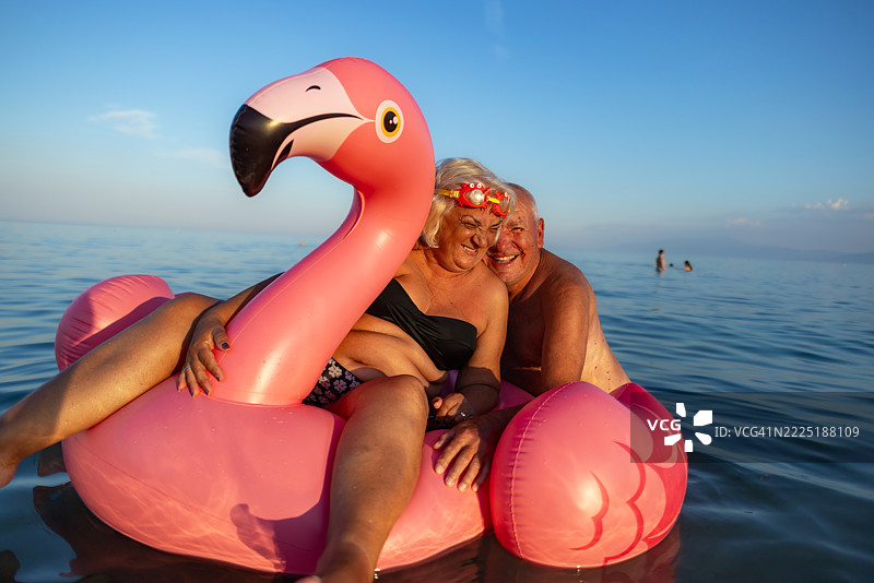 快乐的退休老年夫妇图片素材