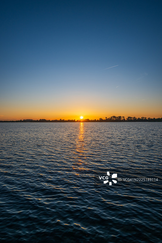 宁静湖泊的日落风景图片素材