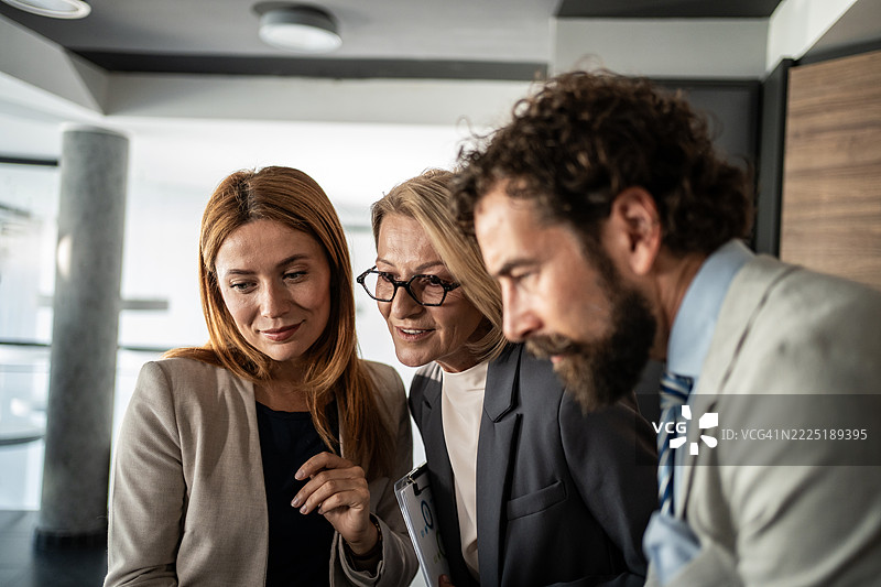 商务团队在会议室使用平板电脑分析数据图片素材