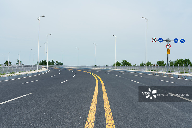 空旷的道路与天空相对图片素材