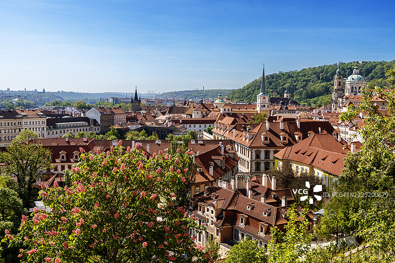 布拉格的马拉斯特拉纳老城区天际线，圣尼古拉斯教堂、斯特拉霍夫修道院和桥塔尽收眼底。图片素材