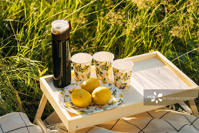 清新的户外野餐，搭配柠檬和茶图片素材