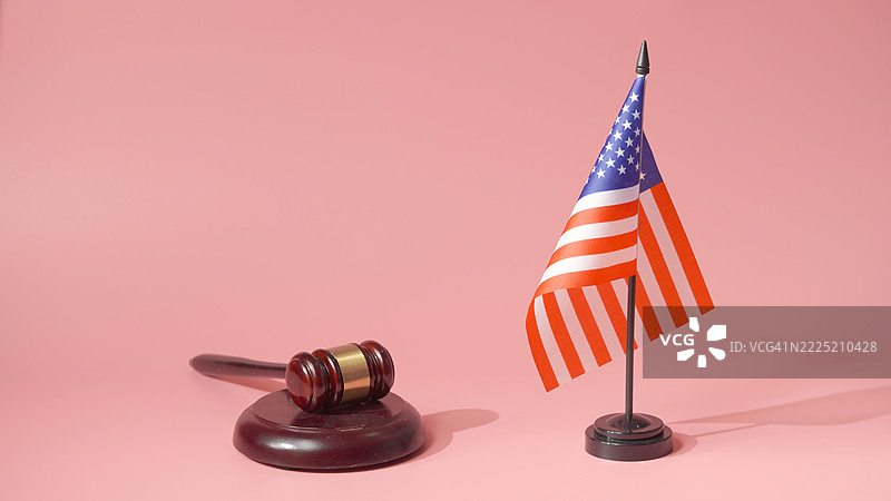 美国国旗与法槌法律和法案概念图片素材