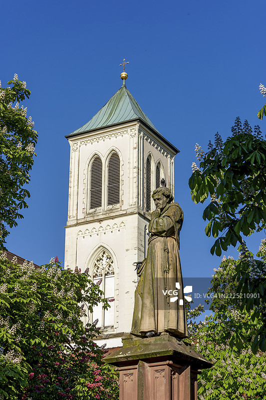 施瓦茨伯特喷泉位于市政广场，背景是圣马丁天主教堂的塔楼，老城区盛开的栗子树和蓝天，弗赖堡，弗赖堡 im 布赖斯高，南上莱茵，布赖斯高-黑森林，巴登，巴登-符腾堡图片素材