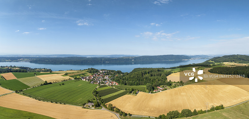 博登湖的航拍全景,周围是成熟的粮田,远处是博丹鲁克,赫德根村,乌伯林根,博登湖区,巴登-符腾堡州,德国图片素材