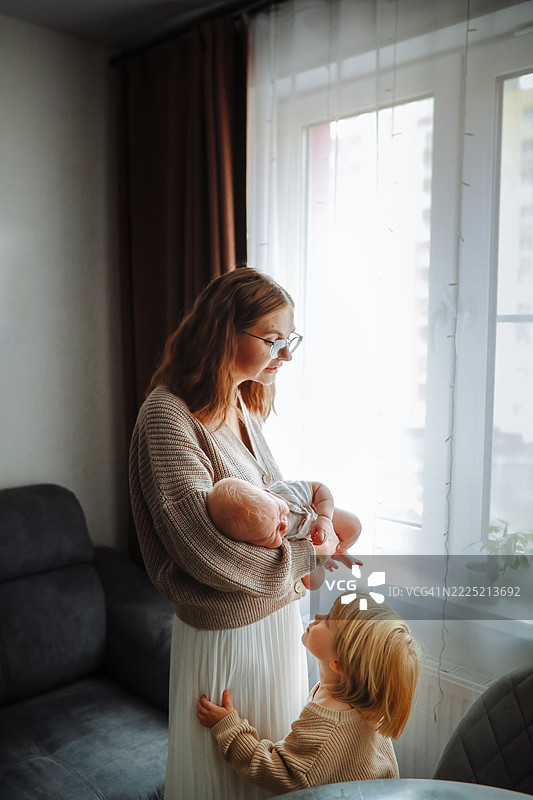 家庭幸福：温馨的家庭肖像，包含两个孩子图片素材