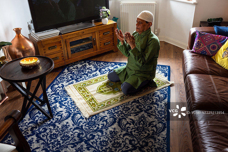 独自在家祈祷的老年人图片素材