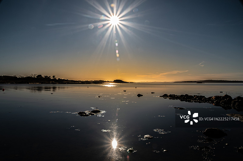 今天下午太阳变成了双重的。图片素材
