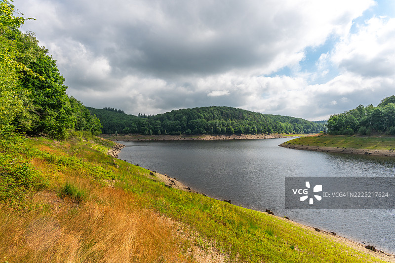 比利时瓦隆大区的吉莱普湖在阴天的景象图片素材