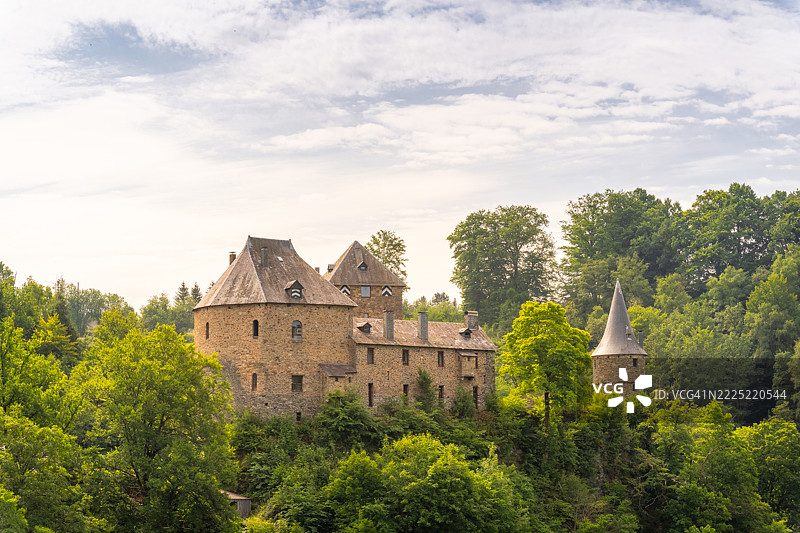 位于比利时阿登森林中的赖因哈德施泰因城堡图片素材