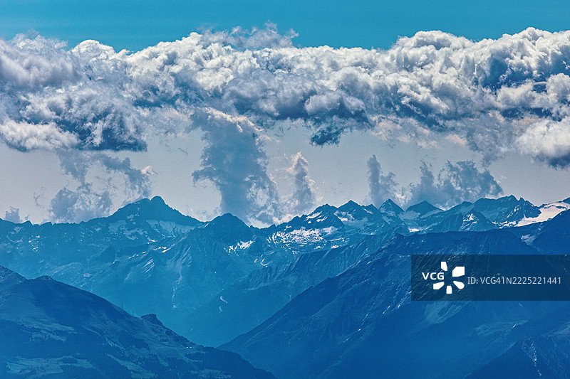 高耸的积雨云喷发的山峰 - 勃朗峰山脉，法国图片素材