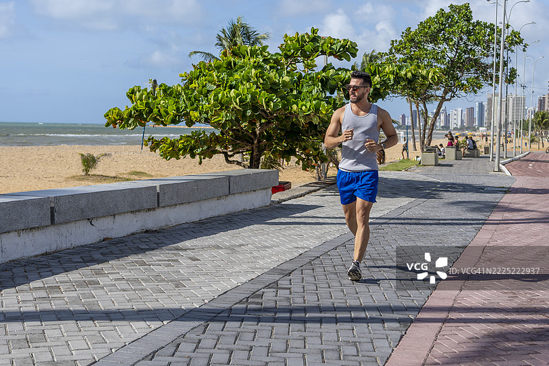 男人在海滩上锻炼图片素材