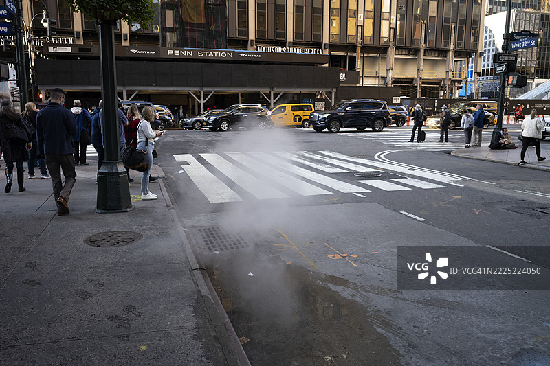 人们在曼哈顿市中心的宾州火车站走动图片素材