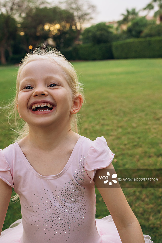 快乐的芭蕾舞者在花园中奔跑图片素材