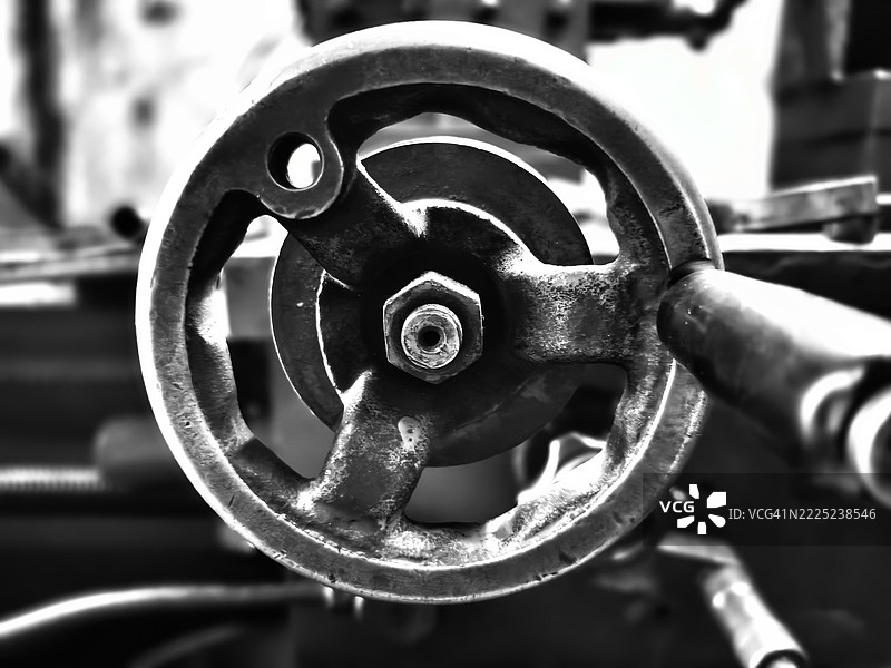 复古机器轮的特写黑白照片图片素材