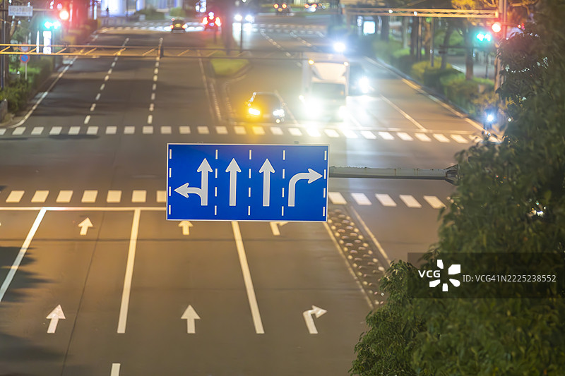 夜晚的港未来 illuminated 路标和交通图片素材