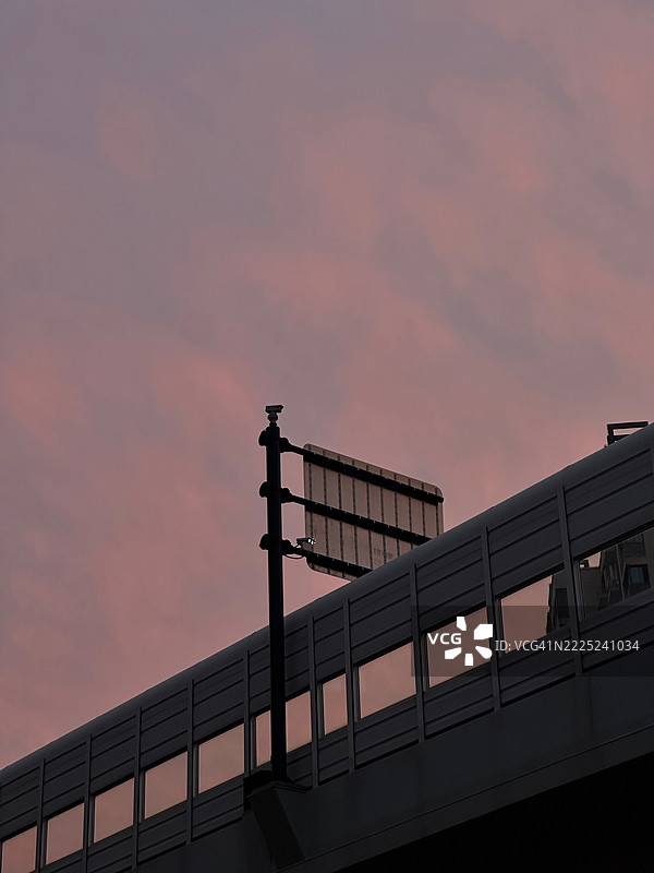 日落时分，低角度视角下的桥与天空相映成趣图片素材