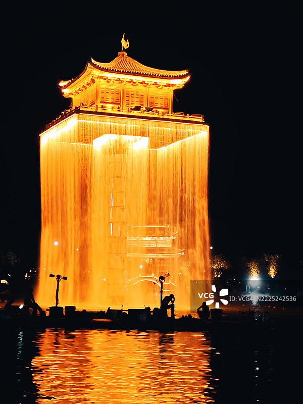 夜晚，江西省上饶市湖中坐着的男人剪影图片素材