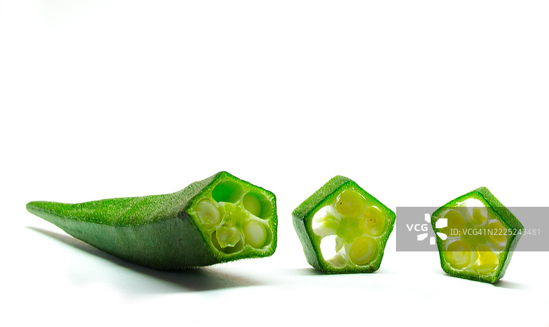 白色背景下的黄瓜特写，德里，印度图片素材