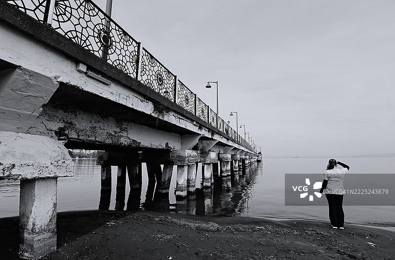 女人背对大海站立，天空背景，土耳其奥尔杜图片素材