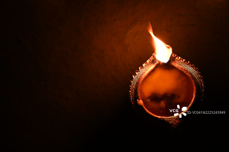 黑色背景下的点亮的油灯特写，印度新德里，德里图片素材