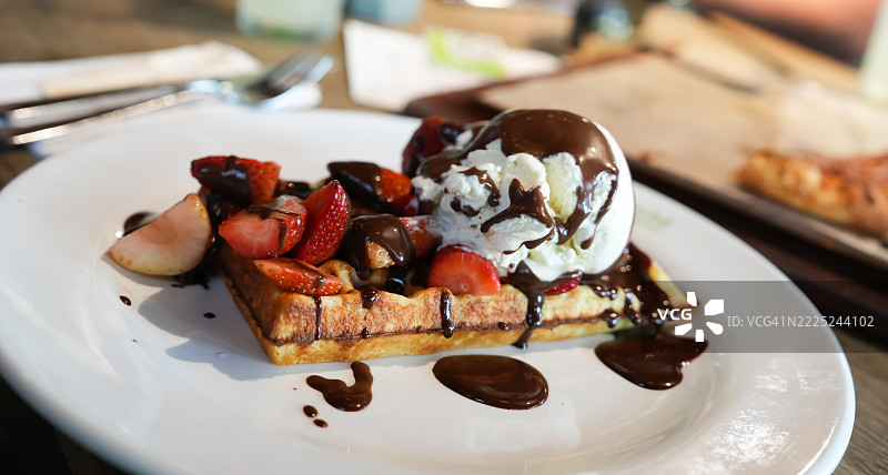 新加坡盘中盛放的甜点特写图片素材